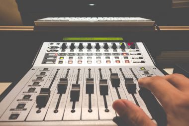 ses kaydı veya radyo için dijital müzik stüdyo Mikser yandan mühendis / tv yayın arka plan