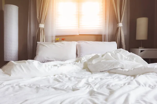 Белая кровать в коричневой спальне для интерьера — стоковое фото