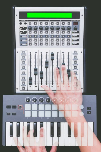 Ljudtekniker händer arbetar på digital studio mixer & MIDI-klaviatur för dj, inspelning, radio eller musik produktionskonceptet — Stockfoto