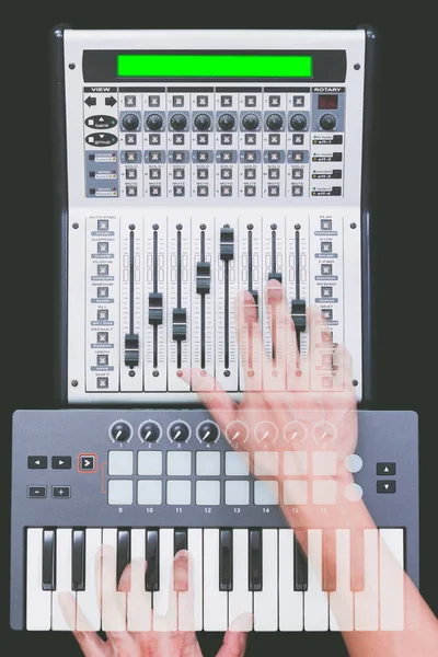 Manos de ingeniero de sonido que trabajan en el mezclador de estudio digital y teclado midi para dj, grabación, radiodifusión o concepto de producción musical —  Fotos de Stock