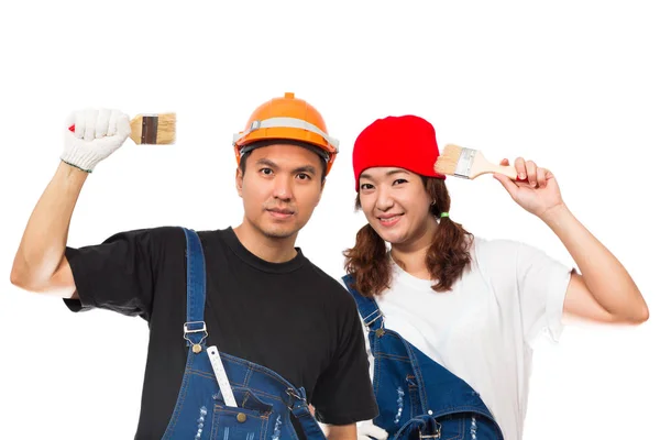 Heureux couple asiatique avec brosse, isolé sur blanc. copier l'espace sur le dessus. Amélioration de la maison, ensemble de rénovation et concept de bricolage — Photo