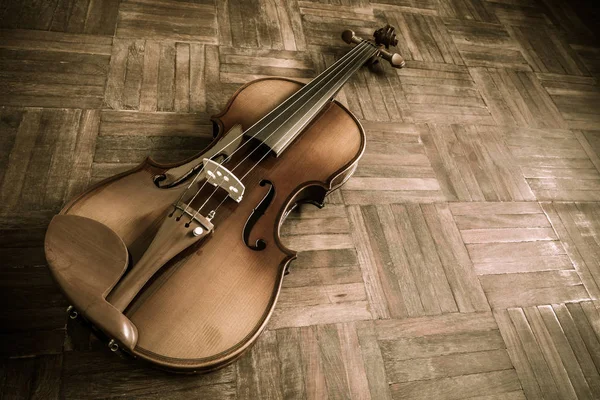 Vintage classical violin on wooden floor for music background — Stock Photo, Image