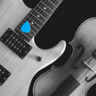siyah ve beyaz elektro gitar ve Klasik keman mavi pick