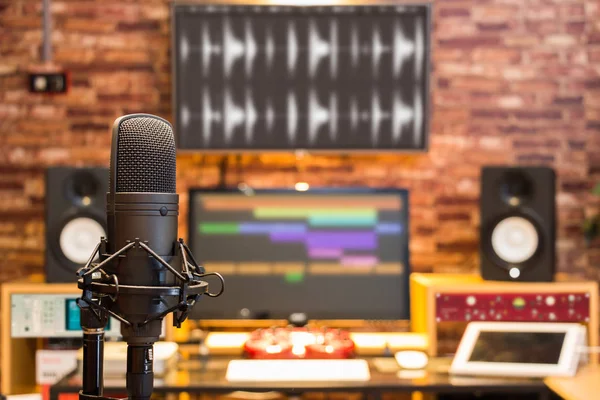 Condenser microphone on digital recording studio background — Stock Photo, Image