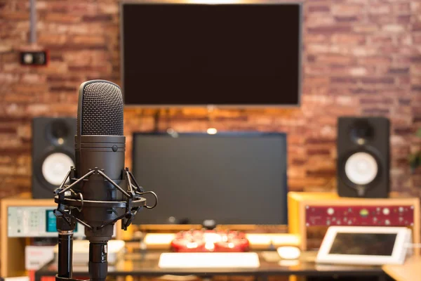 Конденсаторный микрофон на фоне цифровой студии звукозаписи — стоковое фото