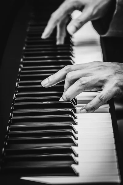 Mãos músico masculino tocando em teclas de piano — Fotografia de Stock