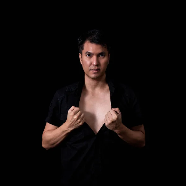 Asiático guapo hombre en negro camisa — Foto de Stock
