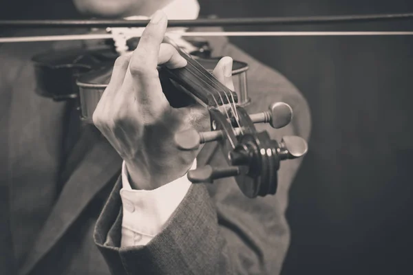 Manliga musiker i kostym spela klassisk fiol — Stockfoto