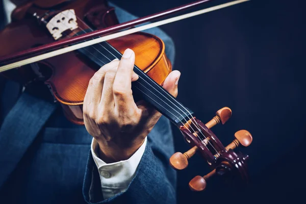 Musicista maschile in giacca e cravatta suonare il violino classico — Foto Stock