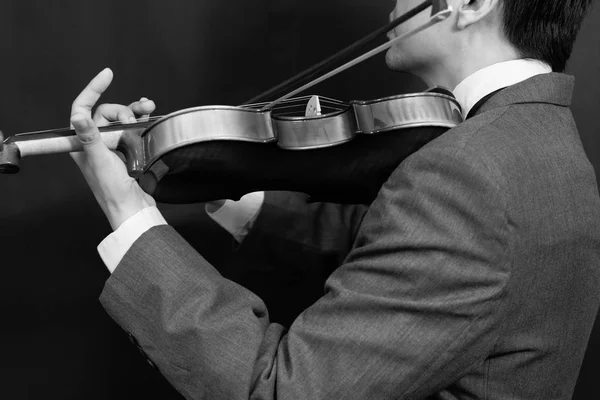 Musicista maschile in giacca e cravatta suonare il violino classico — Foto Stock