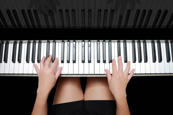 Mooie Aziatische vrouw handen spelen op piano en reflectie — Stockfoto