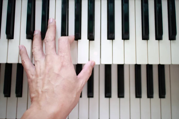 Vänster hand spela lägre klaviatur — Stockfoto