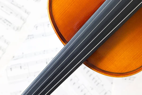 Βιολί σε φύλλο μουσική — Φωτογραφία Αρχείου