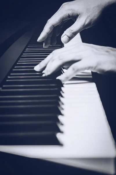 Manos de músico masculino tocando en teclas de piano — Foto de Stock