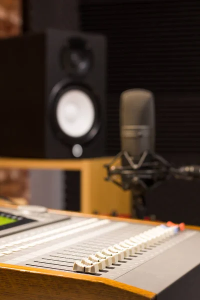 Mélangeur de son, microphone à condensateur et haut-parleurs dans un studio de musique ou une station de radiodiffusion — Photo