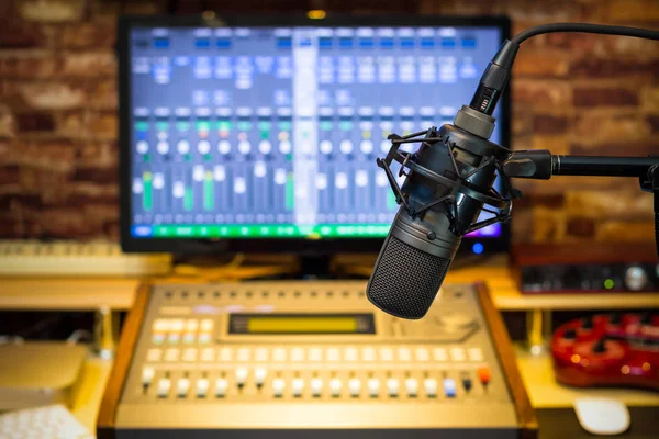 Micrófono de condensador en fondo mezclador de sonido en la radiodifusión, grabación, estudio de postproducción — Foto de Stock