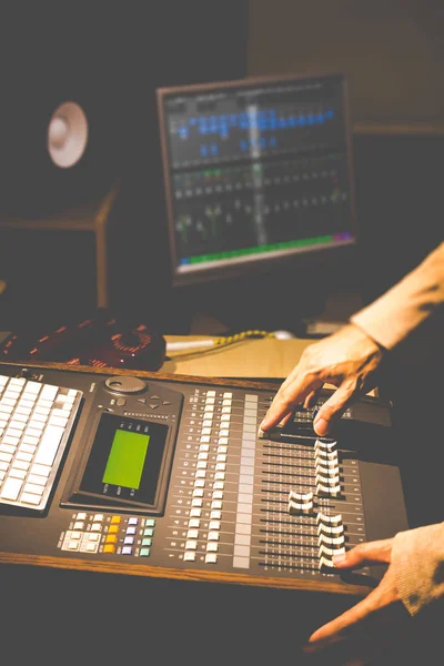 Mani ingegnere del suono che lavorano su mixer audio digitale in registrazione, trasmissione, studio di post produzione . — Foto Stock