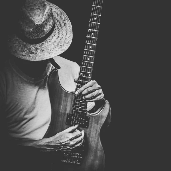 Artista masculino tocando guitarra elétrica, preto e branco — Fotografia de Stock