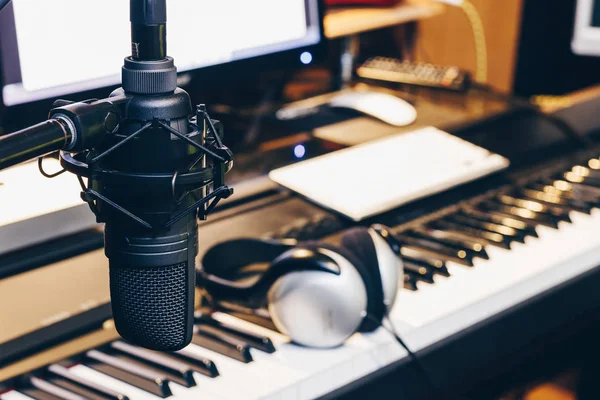 Microfono a condensatore nella produzione musicale, studio di registrazione digitale — Foto Stock