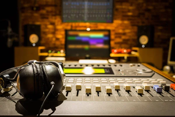 Écouteurs sur mixeur dans le studio d'enregistrement numérique Image En Vente