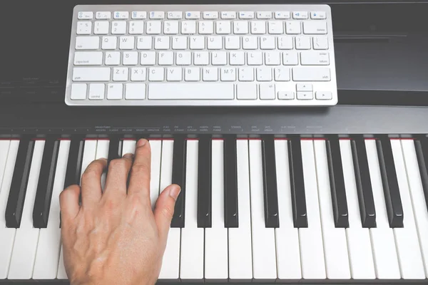 Mannelijke musicus handen spelen op piano toetsen, muziek computer — Stockfoto