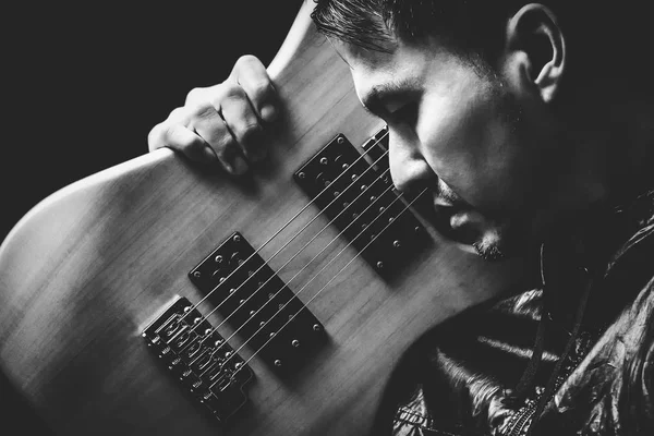 Asiatico bello rocker in nero giacca posa su elettrico chitarra — Foto Stock