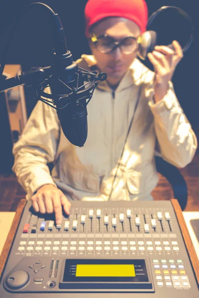 Asya yakışıklı Dj radyo yayıncılığı studio çalışma — Stok fotoğraf