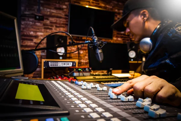 Produtor musical que trabalha em misturador de som em estúdio de gravação ou DJ que trabalha em estúdio de radiodifusão — Fotografia de Stock