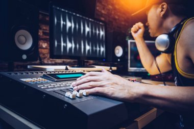 Asya popüler Dj kayıt stüdyosunda çalışan radyo yayıncılığı studio veya müzik yapımcısı çalışma