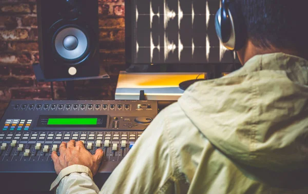 Dos de l'ingénieur du son asiatique travaillant dans le studio d'édition sonore numérique, DJ travaillant dans le studio de radiodiffusion, se concentrer sur les mains — Photo