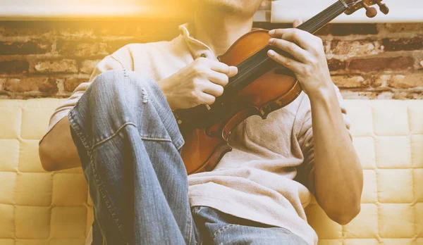 Asiatico uomo godere di giocare violino su giallo sede per relax — Foto Stock