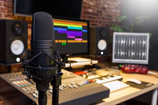 Micrófono de condensador en estudio de edición y grabación de sonido digital — Foto de Stock