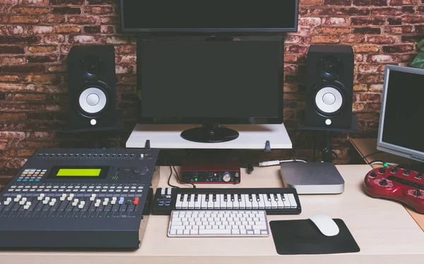 Apparecchiature di produzione musicale in studio di registrazione digitale — Foto Stock