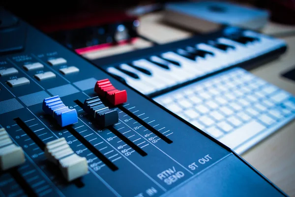Концепція музичного виробництва. звуковий мікшер, Midi клавіші, аудіо інтерфейс і комп'ютерна клавіатура — стокове фото