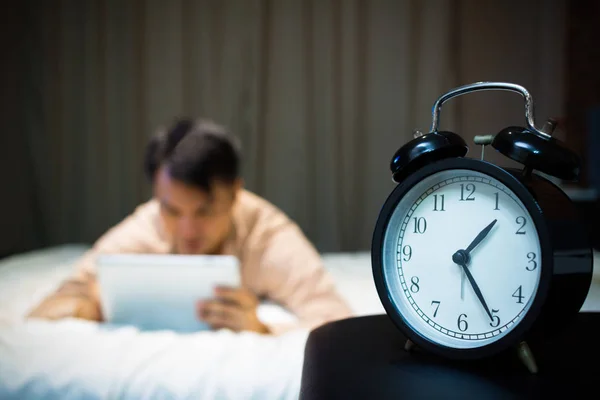 Asiatischer Mann spielt Tablet PC im Bett und leidet unter Schlaflosigkeit und Schlafstörungen in der Nacht — Stockfoto