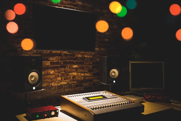 Digitales Tonmischpult, Monitorlautsprecher & LED-Bildschirm im Tonstudio. Musikproduktion — Stockfoto