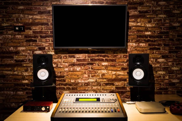 Digitales Tonmischpult, Monitorlautsprecher & LED-Bildschirm im Tonstudio. Musikproduktion — Stockfoto
