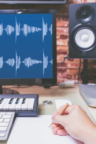 Scrittore di canzoni che lavora in studio di registrazione digitale a casa — Foto Stock
