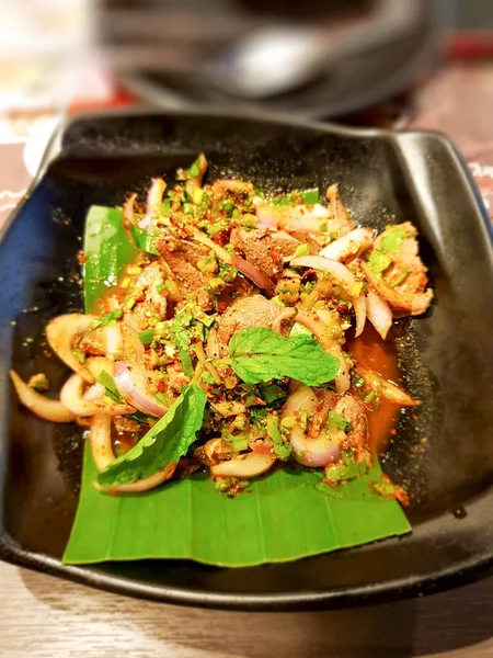 Izgara baharatlı domuz boyun salata