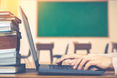 erkek öğrenci laptop araştıran ve sınav hazırlama ve dersler sınıfta öğrenme için internet göz yapma eller