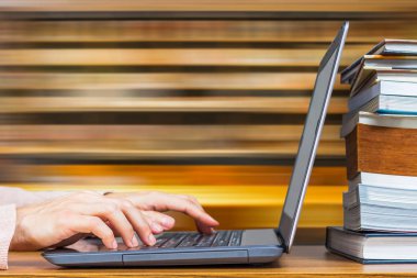 erkek arka plan bulanık kitaplıktaki tarama Internet eller