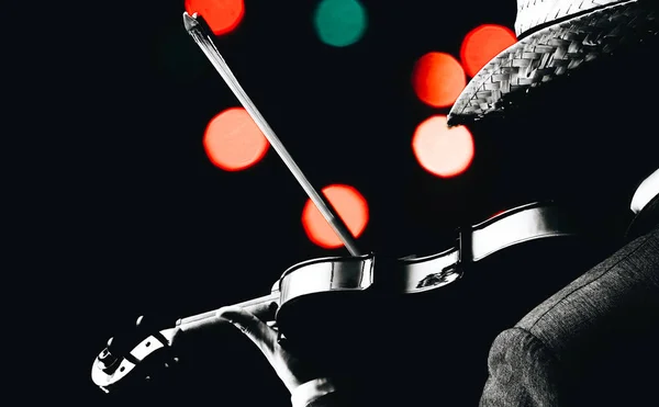Sziluettjét férfi hegedűművész, a színes bokeh, háttér zene — Stock Fotó