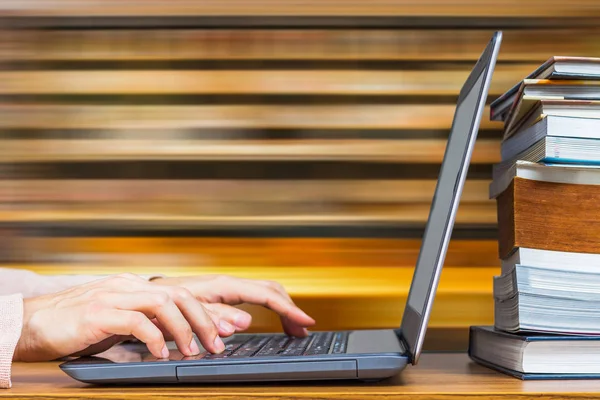 erkek arka plan bulanık kitaplıktaki tarama Internet eller