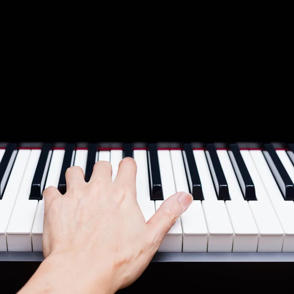 男性ミュージシャンの手はピアノの鍵盤で演奏 — ストック写真