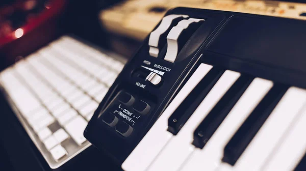 Controlador de teclado estúdio. raso dept de campo, conceito de produção musical — Fotografia de Stock