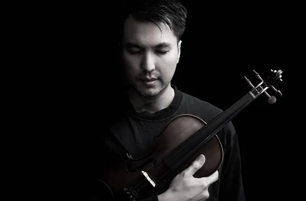 Emozione ritratto di asiatico bello musicista posa su violino, isolato su nero — Foto Stock