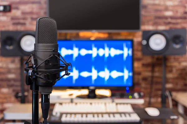 Microfone condensador em gravação digital, fundo estúdio de radiodifusão — Fotografia de Stock