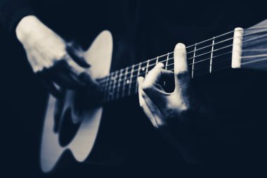 akustik gitar, siyah ve beyaz erkek müzisyen elleri