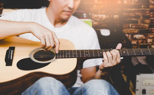 Hombre asiático tocando la guitarra acústica —  Fotos de Stock