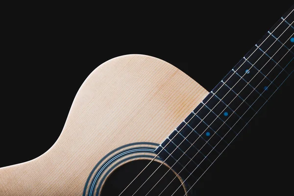 Akustik gitar ve güzel RIM ışık altı dizeleri, perdeler ve vücut şekli, siyah müzik arka plan için izole — Stok fotoğraf